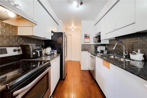 238 Candlewood Drive, Hamilton, ON - Indoor Photo Showing Kitchen With Double Sink