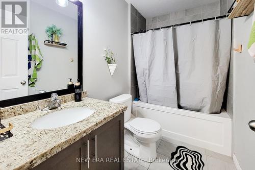 250 Nashville Circle N, Hamilton, ON - Indoor Photo Showing Bathroom