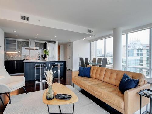 1606-707 Courtney St, Victoria, BC - Indoor Photo Showing Living Room