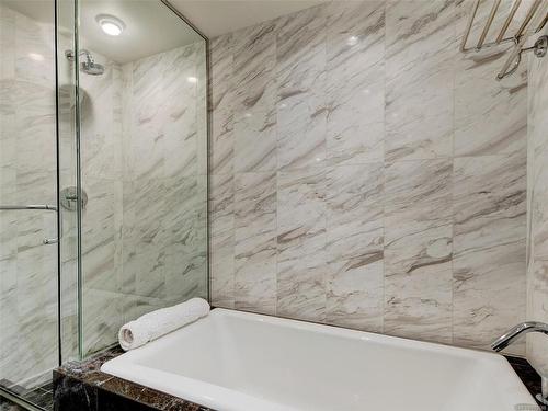 1606-707 Courtney St, Victoria, BC - Indoor Photo Showing Bathroom