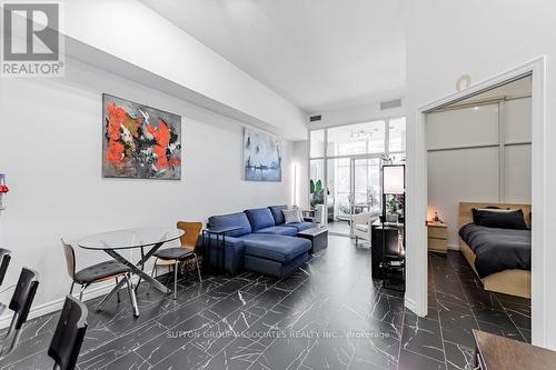 110 - 628 Fleet Street, Toronto (Niagara), ON - Indoor Photo Showing Living Room