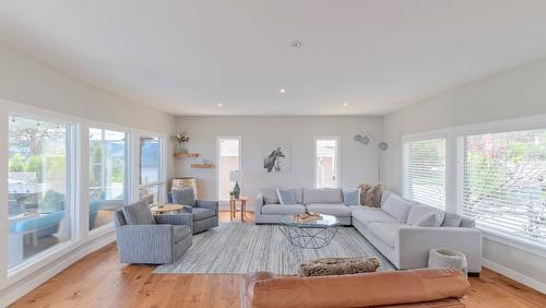 4181 6 Avenue, Peachland, BC - Indoor Photo Showing Living Room