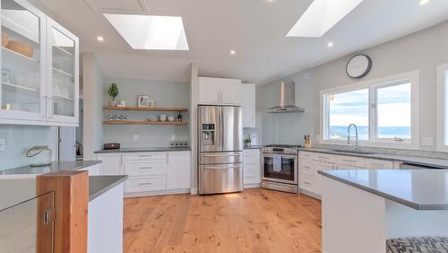 4181 6 Avenue, Peachland, BC - Indoor Photo Showing Kitchen With Upgraded Kitchen