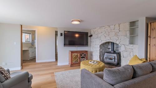 4181 6 Avenue, Peachland, BC - Indoor Photo Showing Living Room With Fireplace