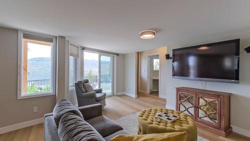 4181 6 Avenue, Peachland, BC - Indoor Photo Showing Living Room