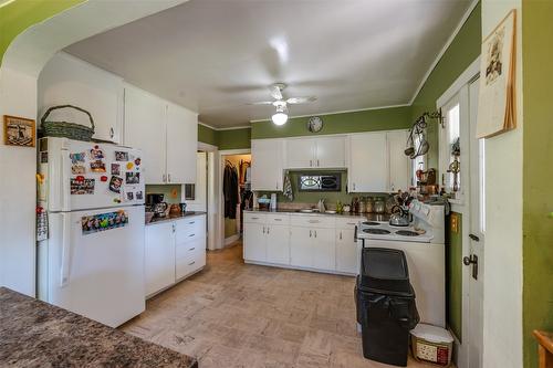 12609 Lakeshore Drive, Summerland, BC - Indoor Photo Showing Kitchen