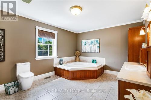 20296 Kenyon Concession Rd 1 Road, North Glengarry, ON - Indoor Photo Showing Bathroom