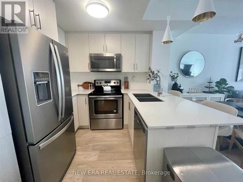 21 - 115 Longbranch Avenue, Toronto, ON - Indoor Photo Showing Kitchen With Double Sink With Upgraded Kitchen