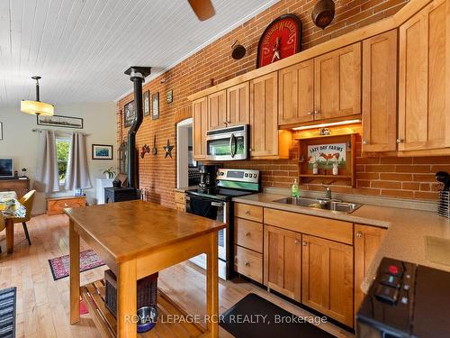 22021 E Gara-Erin Tline, East Garafraxa, ON - Indoor Photo Showing Kitchen With Double Sink