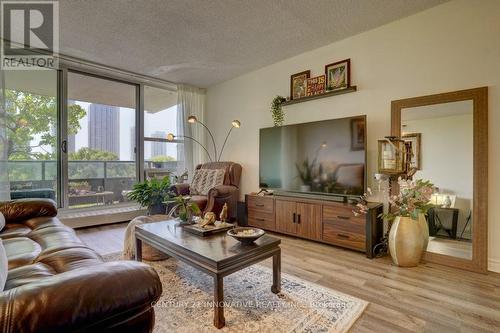 406 - 4101 Sheppard Avenue E, Toronto E07, ON - Indoor Photo Showing Living Room