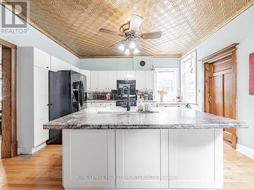 65 Albert Street N, Kawartha Lakes, ON - Indoor Photo Showing Kitchen With Upgraded Kitchen