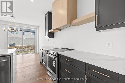 3873 Campbell Street N, London, ON - Indoor Photo Showing Kitchen With Upgraded Kitchen