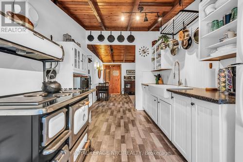 14 Anchor Lane, Haldimand, ON - Indoor Photo Showing Kitchen