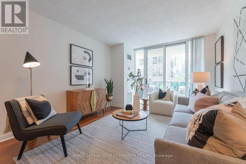 563 - 313 Richmond Street E, Toronto, ON - Indoor Photo Showing Living Room