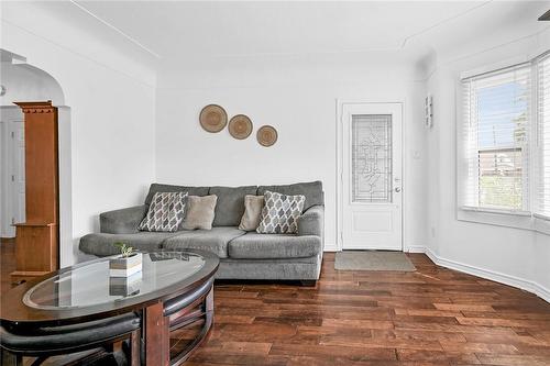 93 Fairfield Avenue, Hamilton, ON - Indoor Photo Showing Living Room