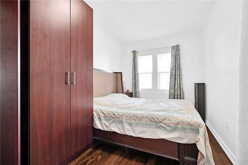 93 Fairfield Avenue, Hamilton, ON - Indoor Photo Showing Bedroom