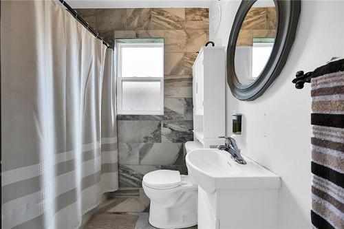 93 Fairfield Avenue, Hamilton, ON - Indoor Photo Showing Bathroom