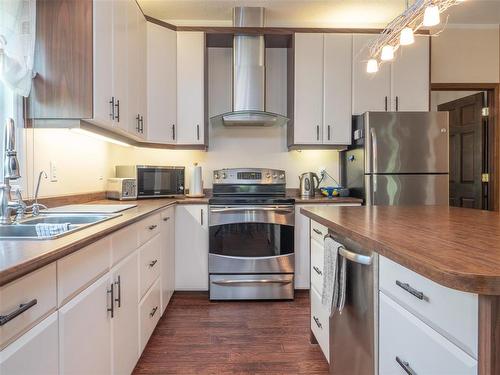 39092 34N Road, La Broquerie, MB - Indoor Photo Showing Kitchen With Stainless Steel Kitchen