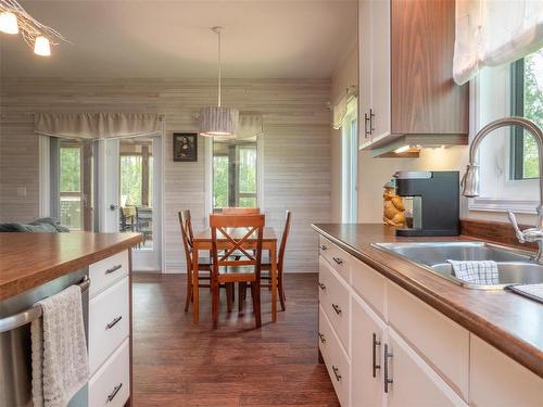 39092 34N Road, La Broquerie, MB - Indoor Photo Showing Kitchen With Double Sink