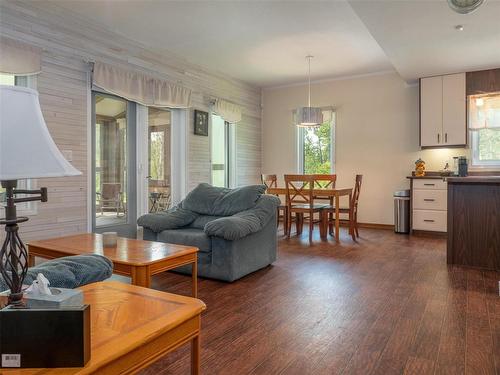 39092 34N Road, La Broquerie, MB - Indoor Photo Showing Living Room