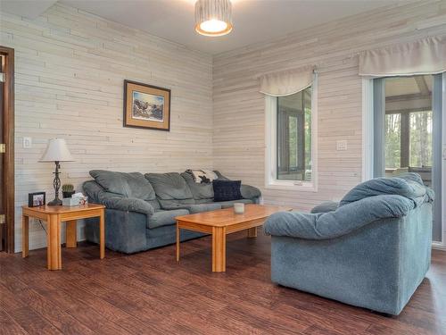 39092 34N Road, La Broquerie, MB - Indoor Photo Showing Living Room