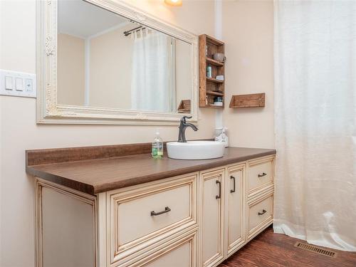 39092 34N Road, La Broquerie, MB - Indoor Photo Showing Bathroom