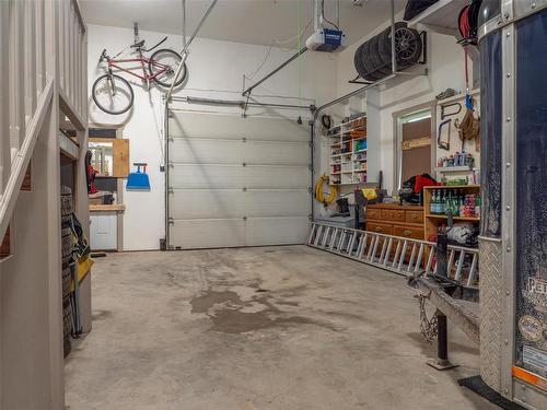 39092 34N Road, La Broquerie, MB - Indoor Photo Showing Garage