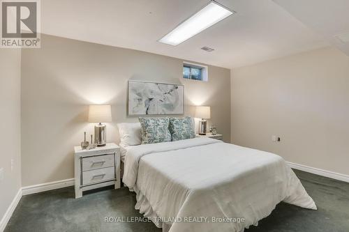 63 Prince Of Wales Gate, London, ON - Indoor Photo Showing Bedroom