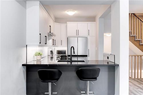 6 Aquarius Crescent, Hamilton, ON - Indoor Photo Showing Kitchen With Upgraded Kitchen