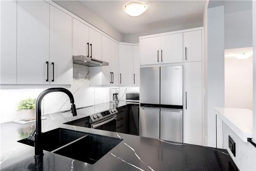 6 Aquarius Crescent, Hamilton, ON - Indoor Photo Showing Kitchen With Double Sink With Upgraded Kitchen