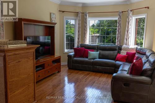 136 Van Scott Drive, Brampton, ON - Indoor Photo Showing Living Room