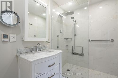 956 Lynden Road, Hamilton, ON - Indoor Photo Showing Bathroom