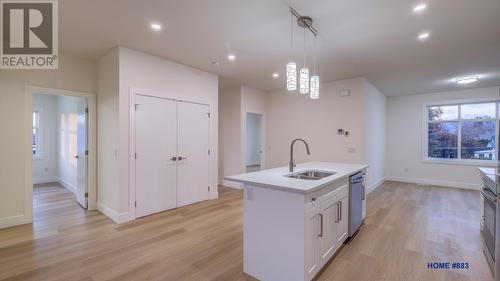889 Sutherland Avenue, Kelowna, BC - Indoor Photo Showing Kitchen With Double Sink