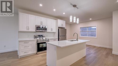 889 Sutherland Avenue, Kelowna, BC - Indoor Photo Showing Kitchen With Upgraded Kitchen