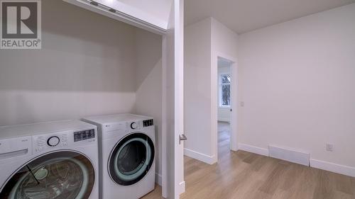 889 Sutherland Avenue, Kelowna, BC - Indoor Photo Showing Laundry Room