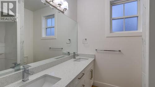 889 Sutherland Avenue, Kelowna, BC - Indoor Photo Showing Bathroom
