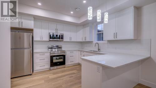 889 Sutherland Avenue, Kelowna, BC - Indoor Photo Showing Kitchen With Upgraded Kitchen