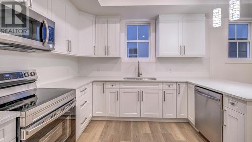 889 Sutherland Avenue, Kelowna, BC - Indoor Photo Showing Kitchen