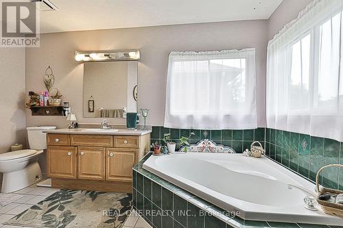 493 Sandalwood Court, Oshawa (Samac), ON - Indoor Photo Showing Bathroom