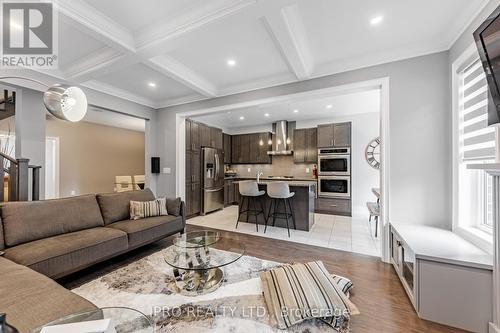 18 Falconridge Terrace, East Gwillimbury (Sharon), ON - Indoor Photo Showing Living Room