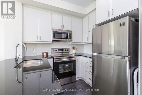 119 - 128 Grovewood Common, Oakville, ON - Indoor Photo Showing Kitchen With Double Sink