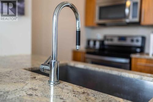 707 - 4099 Brickstone Mews, Mississauga, ON - Indoor Photo Showing Kitchen