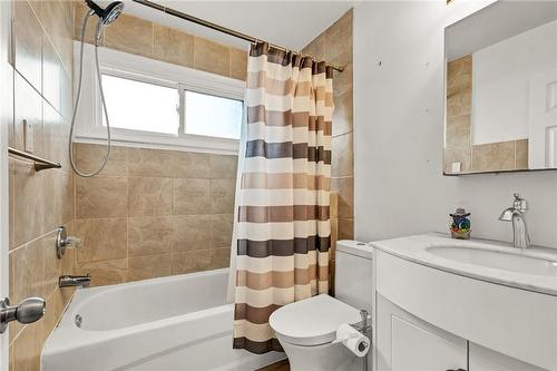 17 Avalon Place, Hamilton, ON - Indoor Photo Showing Bathroom