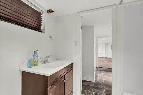 17 Avalon Place, Hamilton, ON - Indoor Photo Showing Bathroom