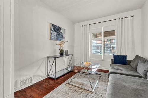 17 Avalon Place, Hamilton, ON - Indoor Photo Showing Living Room