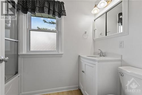 950 Woodroffe Avenue, Ottawa, ON - Indoor Photo Showing Bathroom