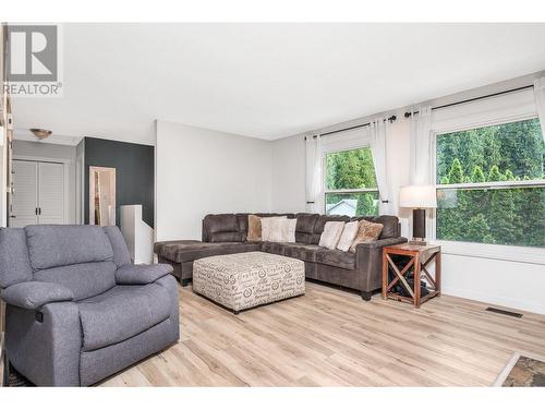 4110 Highland Park Drive, Armstrong, BC - Indoor Photo Showing Living Room