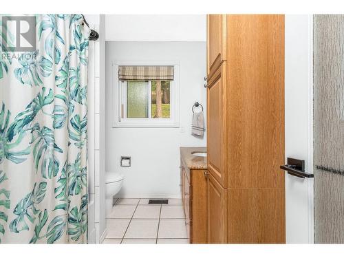 4110 Highland Park Drive, Armstrong, BC - Indoor Photo Showing Bathroom