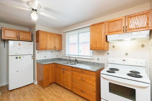 401 East 43Rd Street, Hamilton, ON - Indoor Photo Showing Kitchen With Double Sink