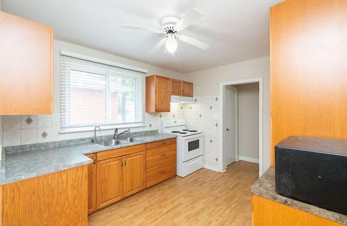 401 East 43Rd Street, Hamilton, ON - Indoor Photo Showing Kitchen With Double Sink